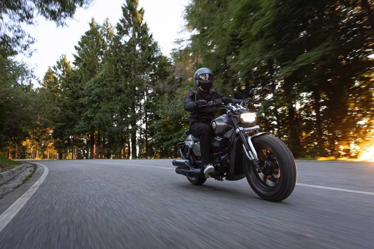 Benelli Leoncino Bobber 400: la cruiser anticipa EICMA ed arriva su strada (9)