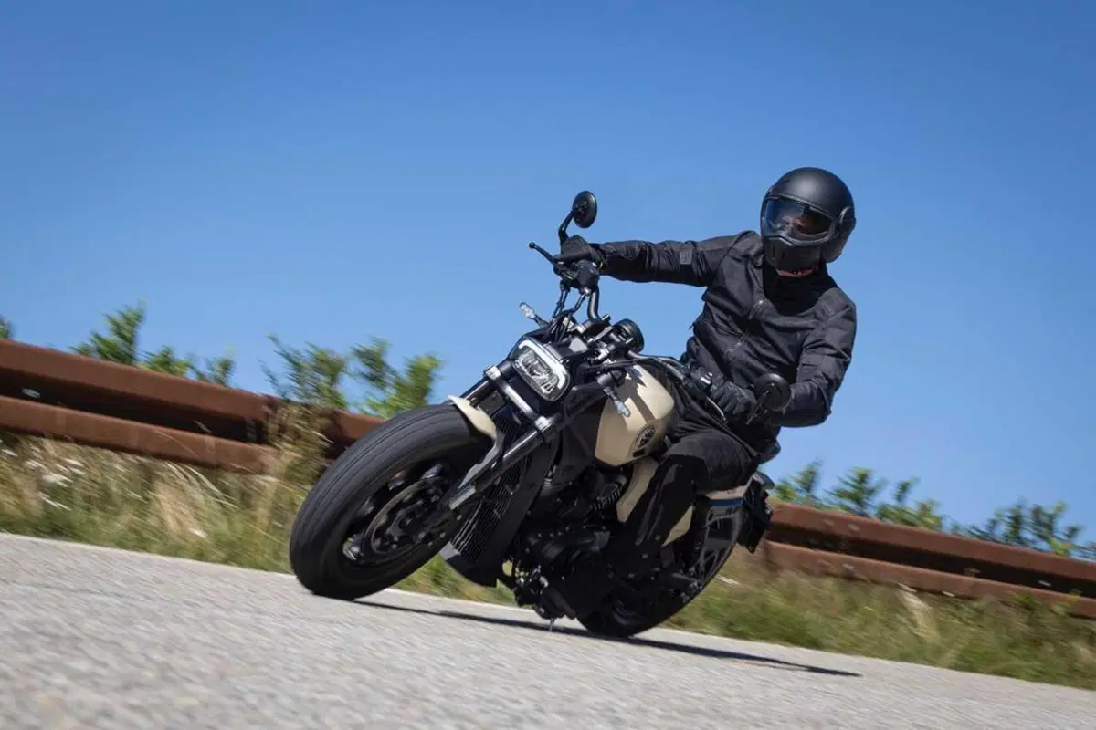 Benelli Leoncino Bobber 400: la cruiser anticipa EICMA ed arriva su strada (12)