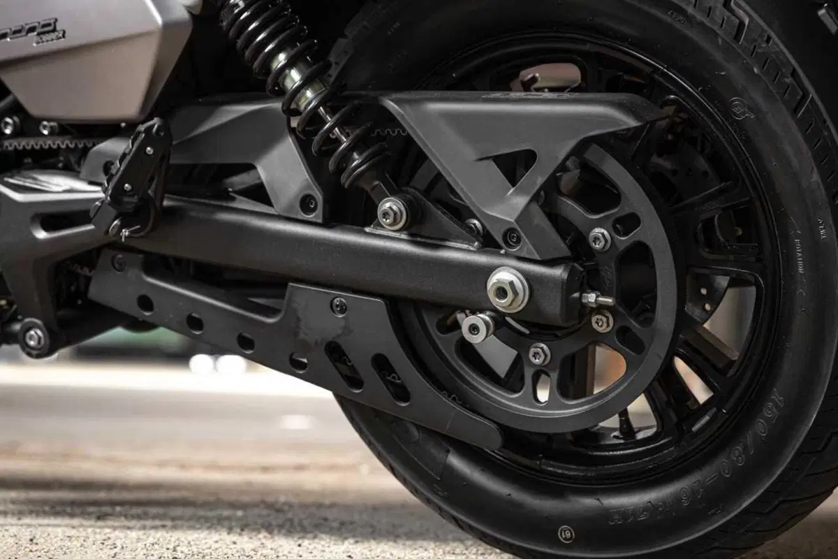 Benelli Leoncino Bobber 400: la cruiser anticipa EICMA ed arriva su strada (18)