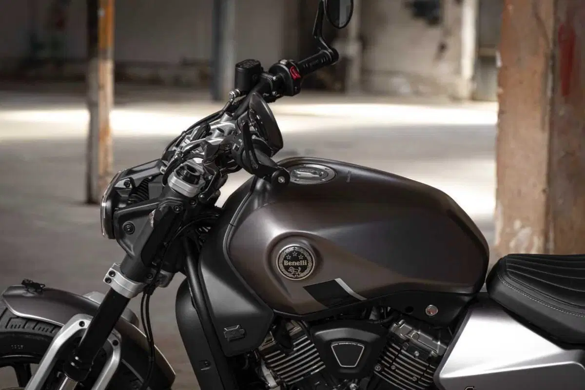 Benelli Leoncino Bobber 400: la cruiser anticipa EICMA ed arriva su strada (20)