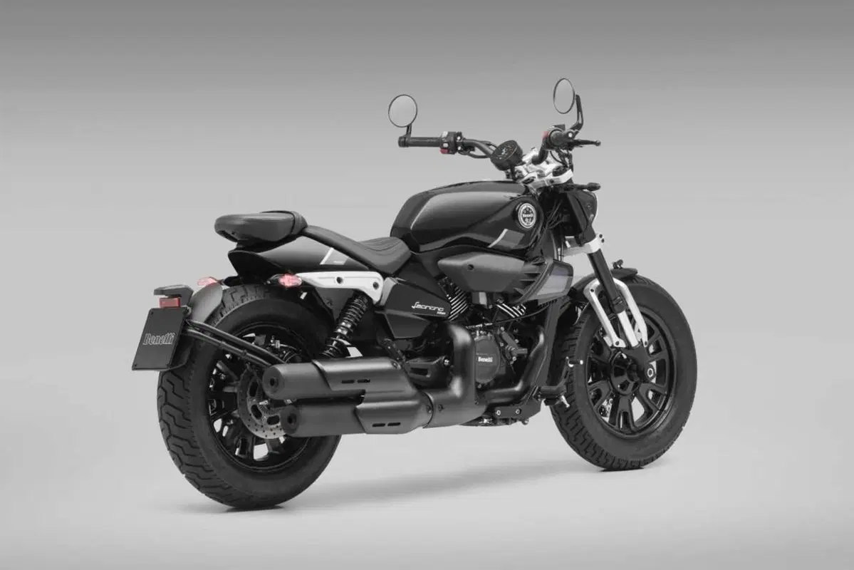 Benelli Leoncino Bobber 400: la cruiser anticipa EICMA ed arriva su strada (58)