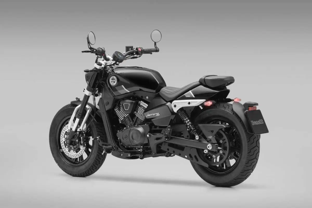 Benelli Leoncino Bobber 400: la cruiser anticipa EICMA ed arriva su strada (62)
