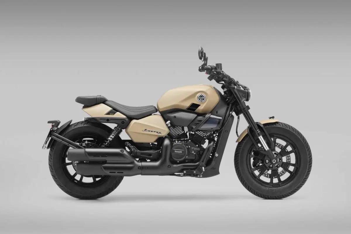 Benelli Leoncino Bobber 400: la cruiser anticipa EICMA ed arriva su strada (78)