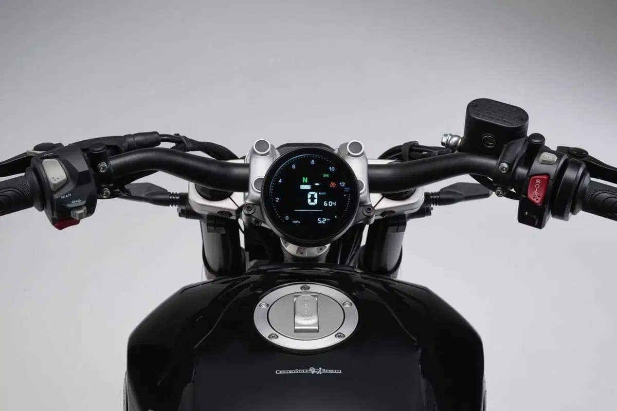 Benelli Leoncino Bobber 400: la cruiser anticipa EICMA ed arriva su strada (86)