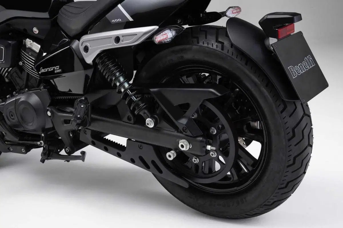 Benelli Leoncino Bobber 400: la cruiser anticipa EICMA ed arriva su strada (89)