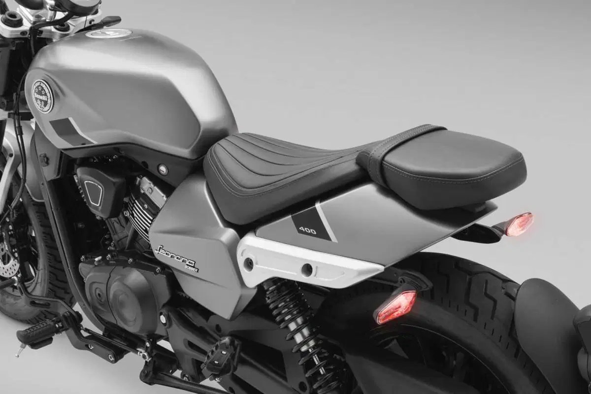 Benelli Leoncino Bobber 400: la cruiser anticipa EICMA ed arriva su strada (98)