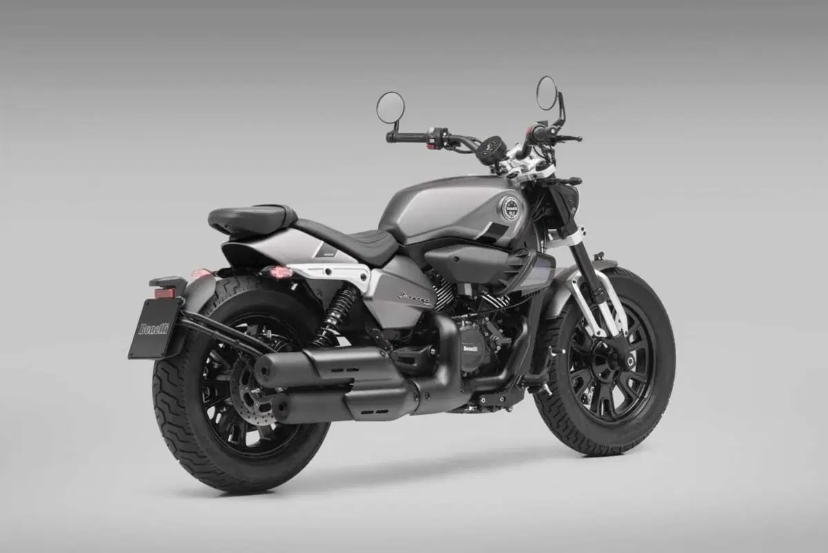 Benelli Leoncino Bobber 400: la cruiser anticipa EICMA ed arriva su strada (102)