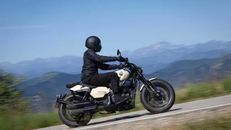 Benelli Leoncino Bobber 400: la cruiser anticipa EICMA ed arriva su strada