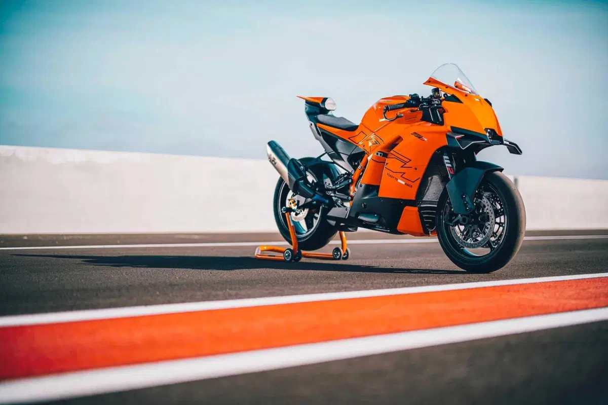 KTM 990 RC R: si torna alle sportive