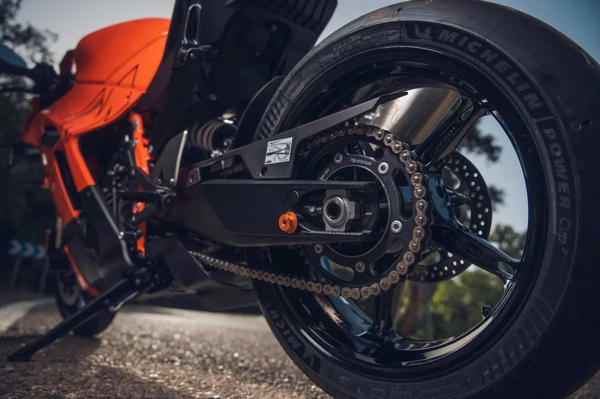 KTM 990 RC R: si torna alle sportive (6)