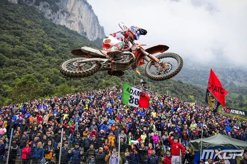 Andrea Adamo vola davanti alla collina di Arco di Trento