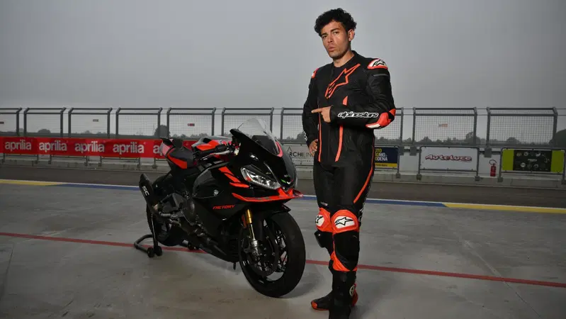 Aprilia RS 660 Factory 2025 test: le &Ouml;hlins valgono 2.000&euro; in pi&ugrave;? Pro e Contro [VIDEO]