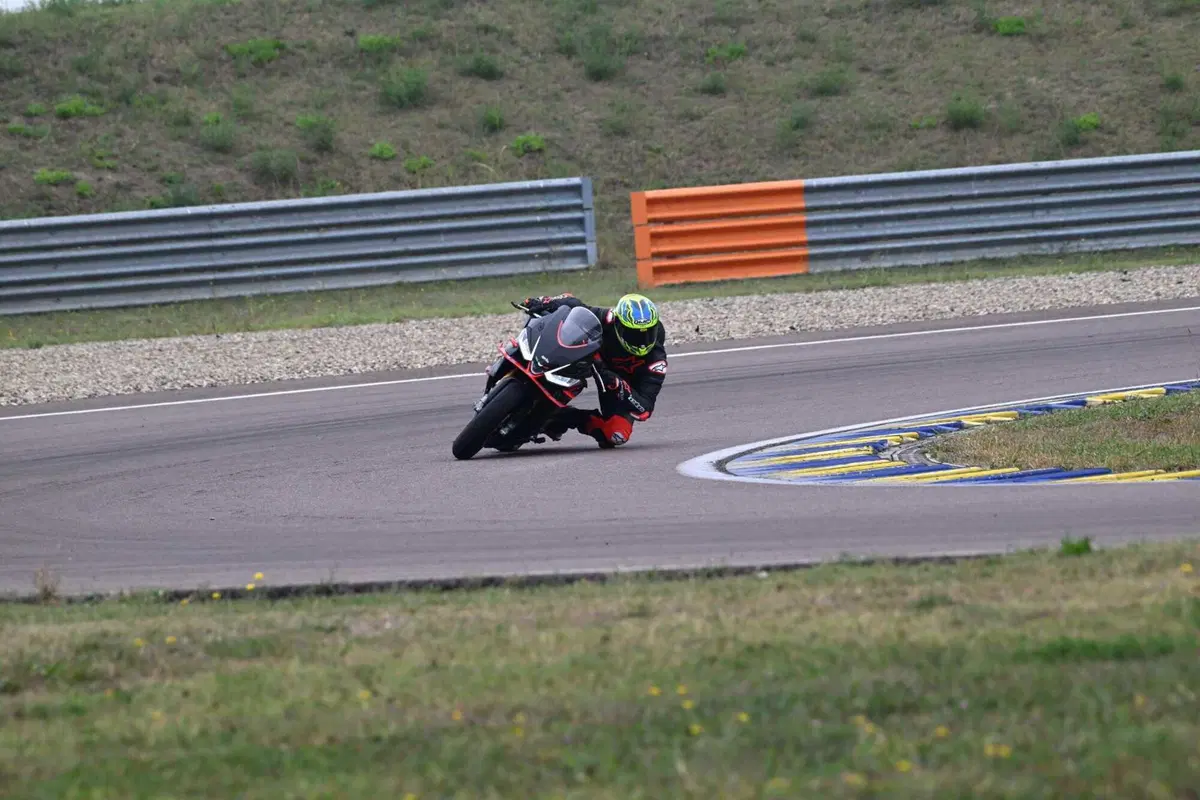 Aprilia RS 660 Factory test: la regina delle sportive medie? Pro e Contro [VIDEO E GALLERY]