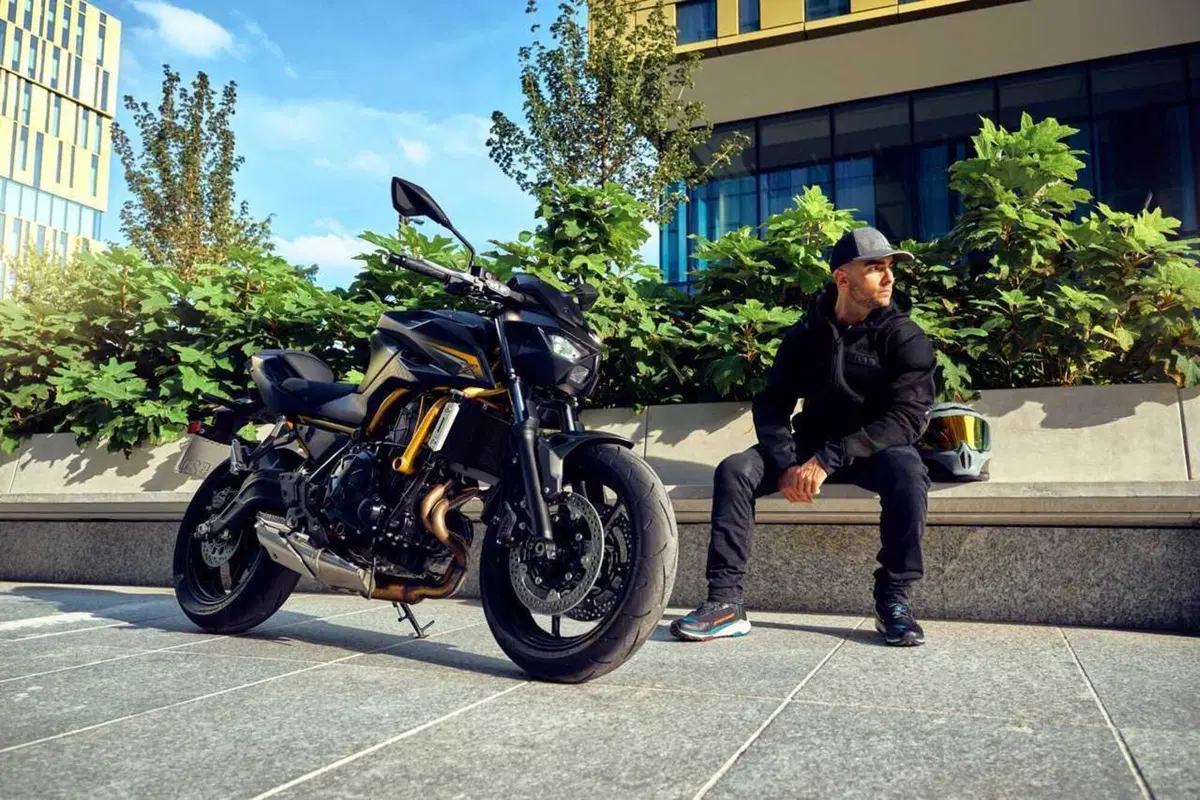 Kawasaki Z650 S 2026: più tecnologia ed ergonomia per la naked media giapponese (2)