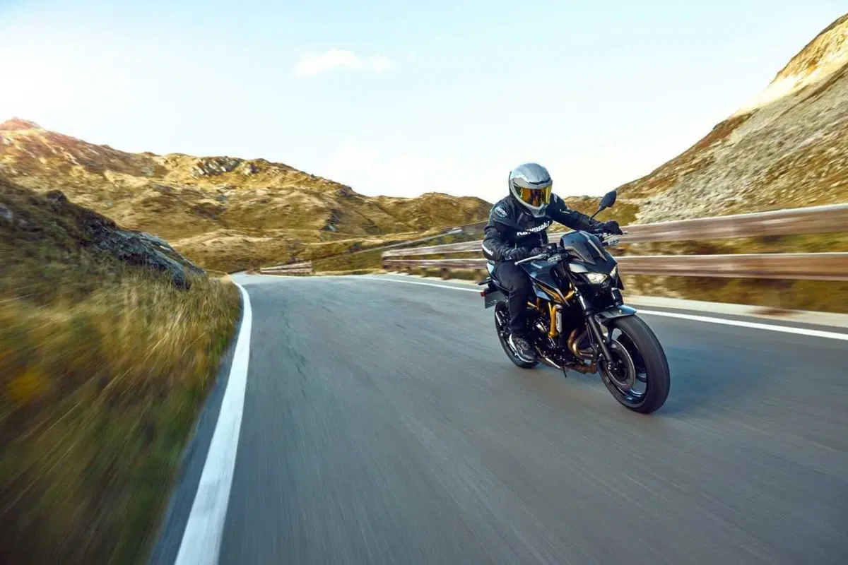 Kawasaki Z650 S 2026: più tecnologia ed ergonomia per la naked media giapponese (3)