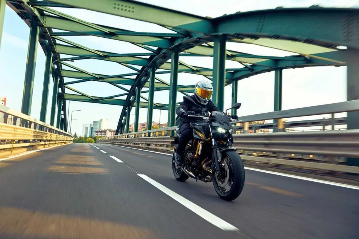 Kawasaki Z650 S 2026: più tecnologia ed ergonomia per la naked media giapponese (4)