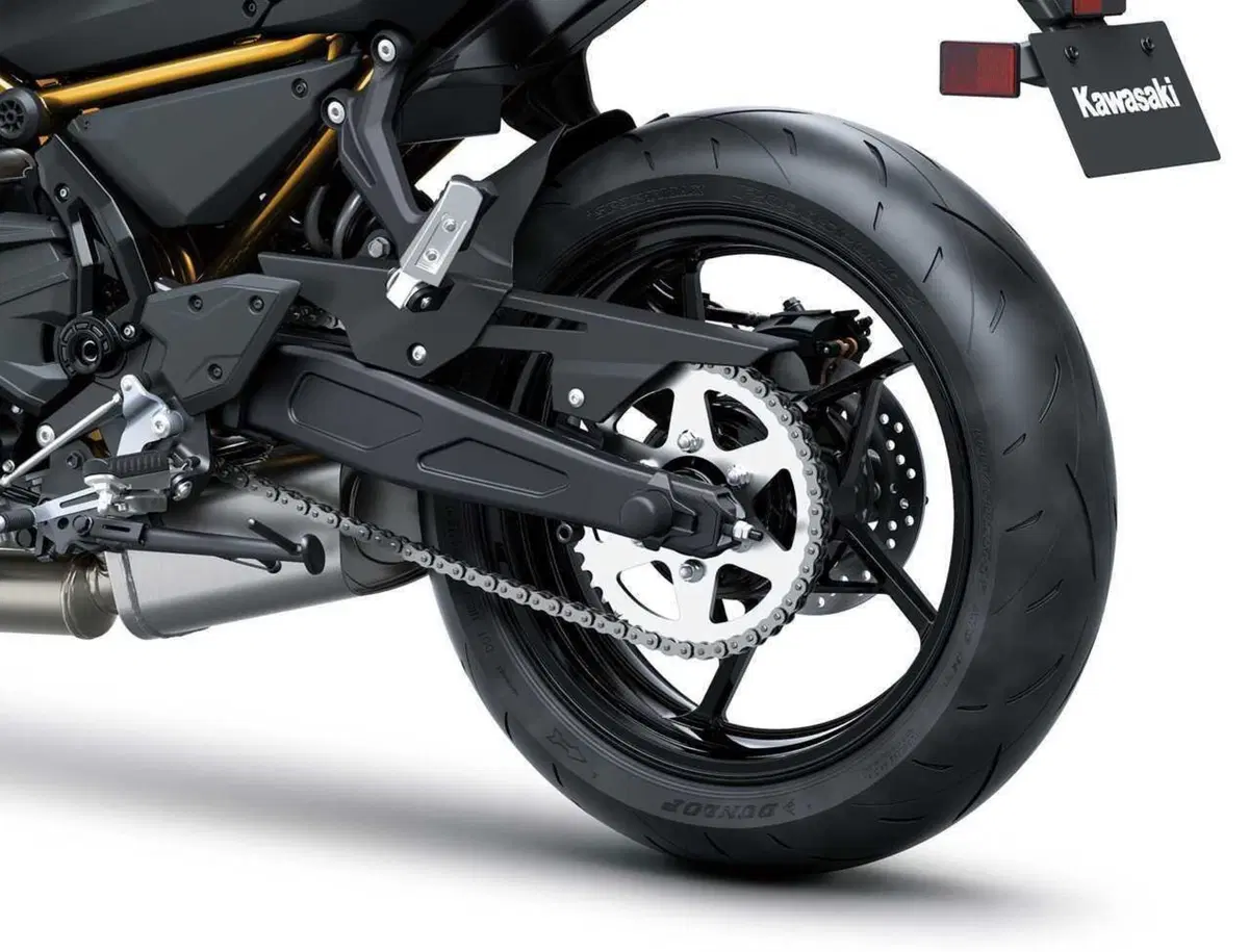 Kawasaki Z650 S 2026: più tecnologia ed ergonomia per la naked media giapponese (11)