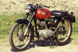 La foto mostra un esemplare conservato della robusta e versatile Morini 175, presentata alla fine del 1952. Questa versione è stata in seguito chiamata Turismo per distinguerla da altre più performanti