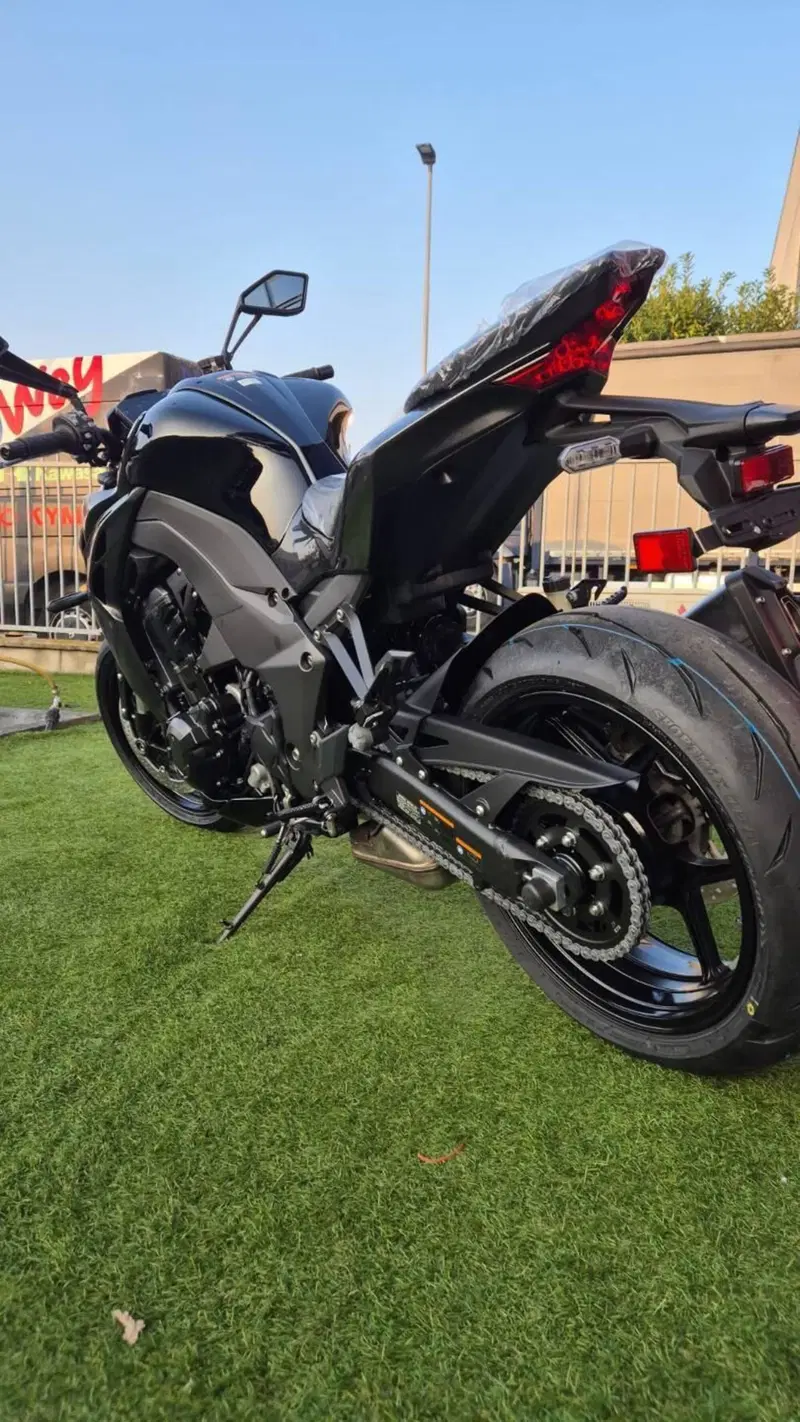 Kawasaki Z 1100 (2026) (2)
