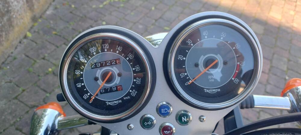 Triumph Bonneville 800 (2002 - 07) (2)