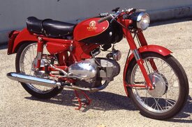 Con la Catria di 175 cm3 la Motobi ha iniziato a produrre modelli a quattro tempi, adottando anche in questo caso la tipica conformazione “a uovo”. Le versioni da corsa hanno ottenuto a lungo importanti successi