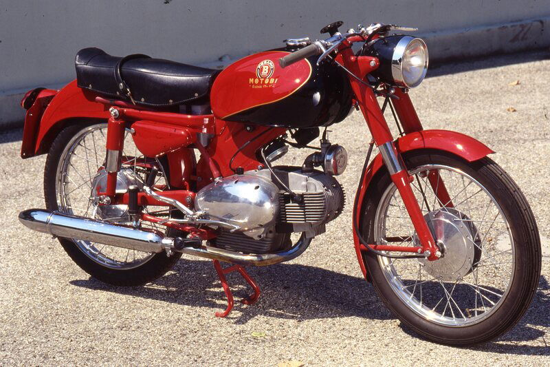 Con la Catria di 175 cm3 la Motobi ha iniziato a produrre modelli a quattro tempi, adottando anche in questo caso la tipica conformazione &ldquo;a uovo&rdquo;. Le versioni da corsa hanno ottenuto a lungo importanti successi