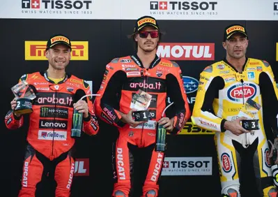 SBK 2025. GP di Spagna. Bulega vince la gara sprint dopo un contatto con Toprak che cade [GALLERY]