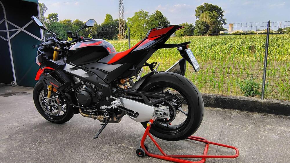 Aprilia Tuono V4 Factory (2025) (2)