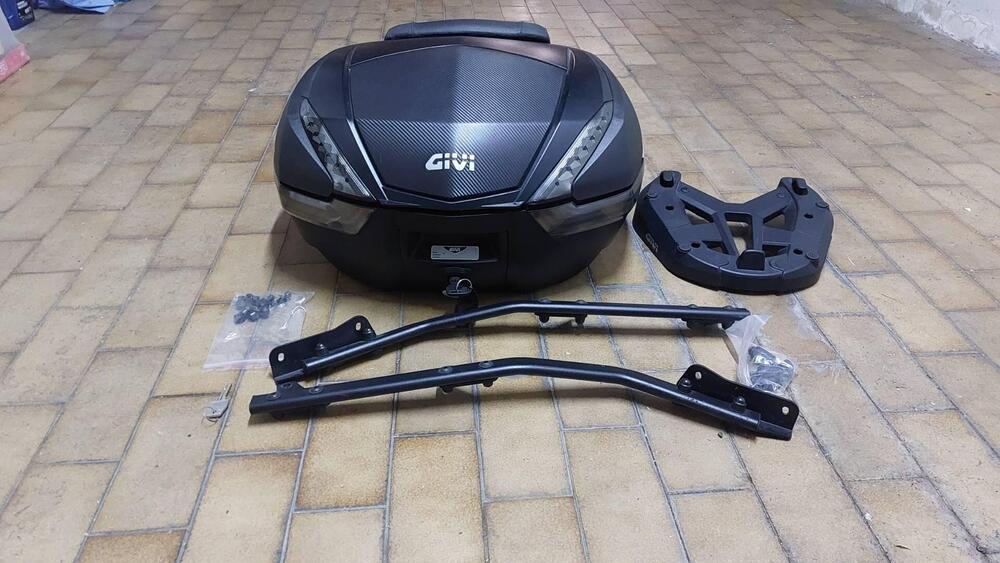 bauletto Givi piu staffa per Yamaha mt09 2023