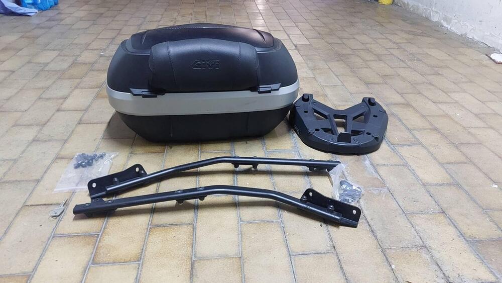 bauletto Givi piu staffa per Yamaha mt09 2023 (2)