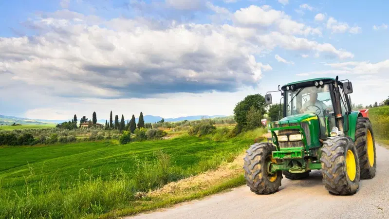 Tragedia nel salernitano: muore un motociclista, lo scontro con il trattore guidato dal padre