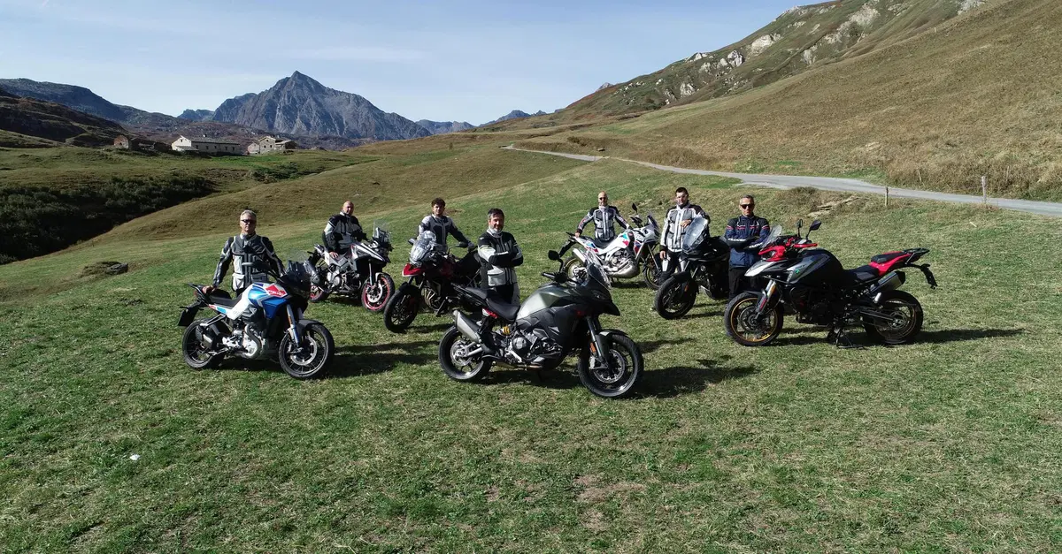 Comparativa Crossover 1000 cc con ruota da 19": sette moto a confronto sulle Alpi [VIDEO]