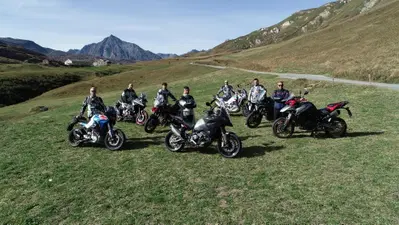 Comparativa Crossover 1000 cc con ruota da 19": sette moto a confronto sulle Alpi [VIDEO]