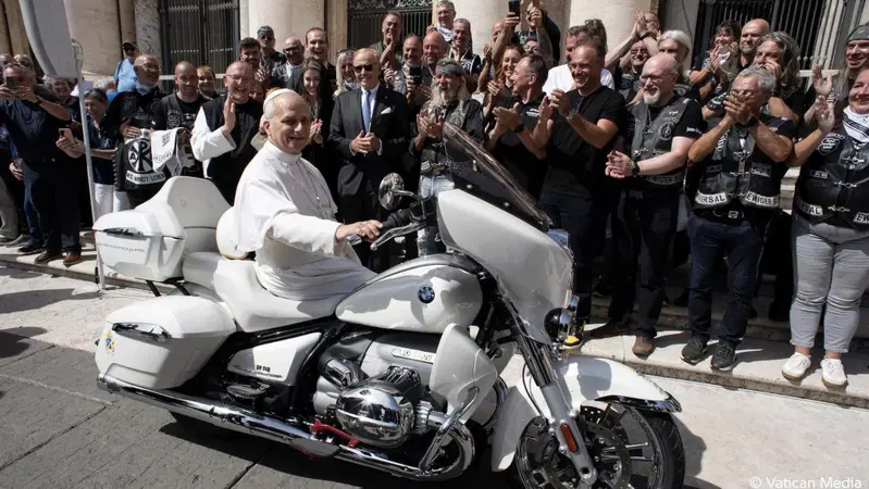 La BMW R 18 Transcontinental del Papa aggiudicata all&rsquo;asta per 156.000euro 