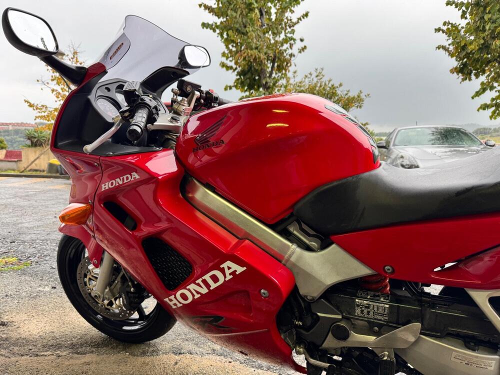 Honda VFR 800 (1998 - 01) (5)