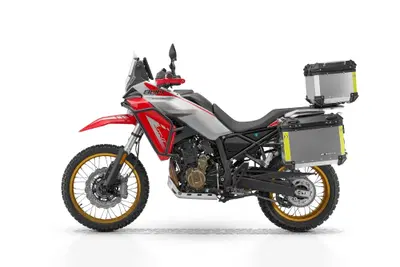 EICMA 2025, QJ Motor: dalla nuova Maxi Enduro all'Adventure media, ecco tutte le novit&agrave; 2026 [GALLERY]