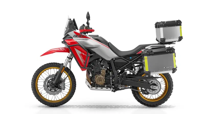 EICMA 2025, QJ Motor: dalla nuova Maxi Enduro all'Adventure media, ecco tutte le novit&agrave; 2026 [GALLERY]