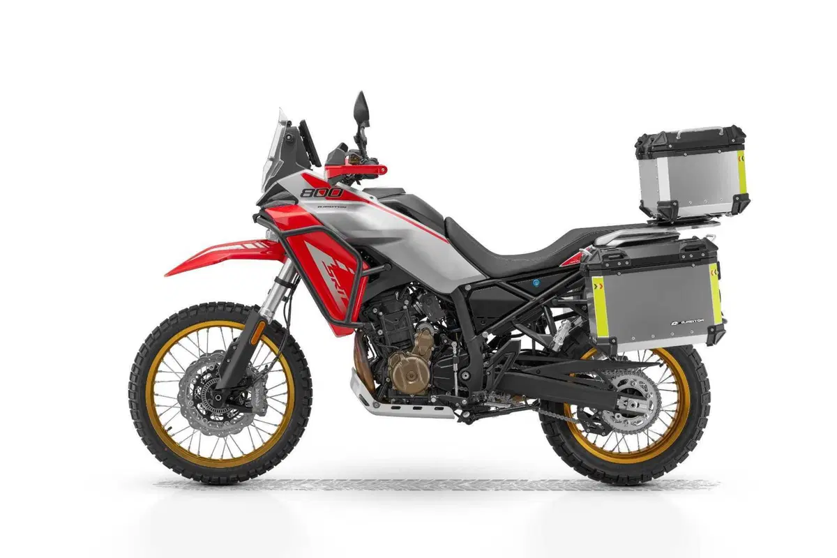 EICMA 2025, QJ Motor: dalla nuova Maxi Enduro all'Adventure media, ecco tutte le novit&agrave; 2026 [GALLERY]