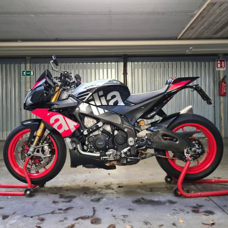 Aprilia Tuono V4 Factory (2017 - 18) (2)