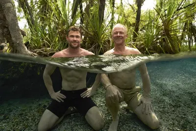 Chris Hemsworth affronta l&rsquo;Alzheimer del padre in moto. Un viaggio attraverso l'Australia che &egrave; diventato un docufilm &ldquo;A Road Trip to Remember&rdquo;