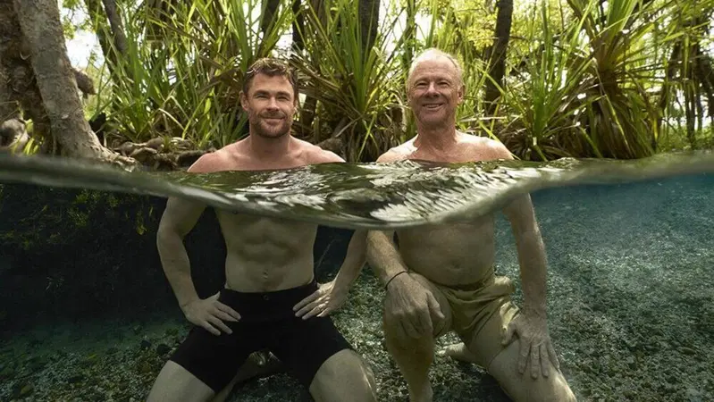 Chris Hemsworth affronta l&rsquo;Alzheimer del padre in moto. Un viaggio attraverso l'Australia che &egrave; diventato un docufilm &ldquo;A Road Trip to Remember&rdquo;