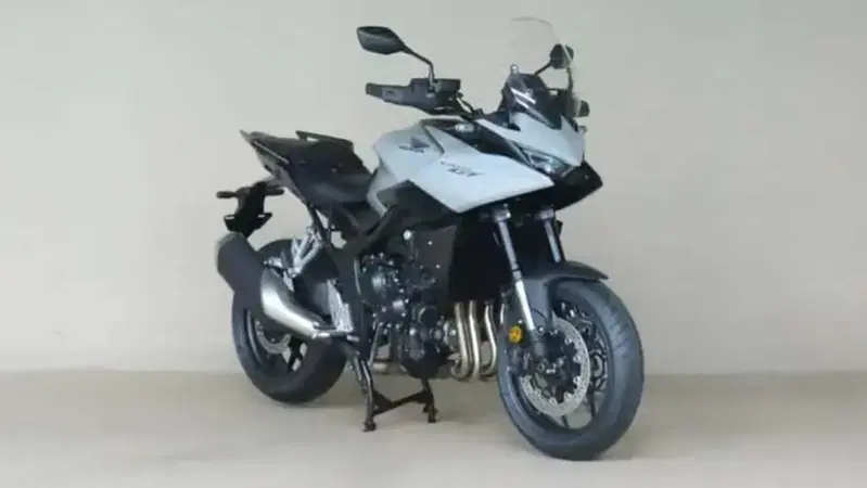 Honda CB1000 GT 2026: la crossover da 150 CV attesa ad EICMA &egrave; gi&agrave; scappata in rete