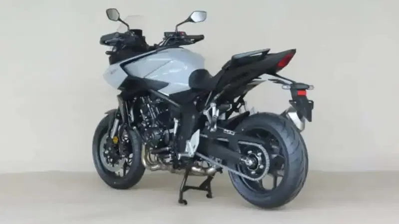 La foto spia della presunta Honda CB1000 GT