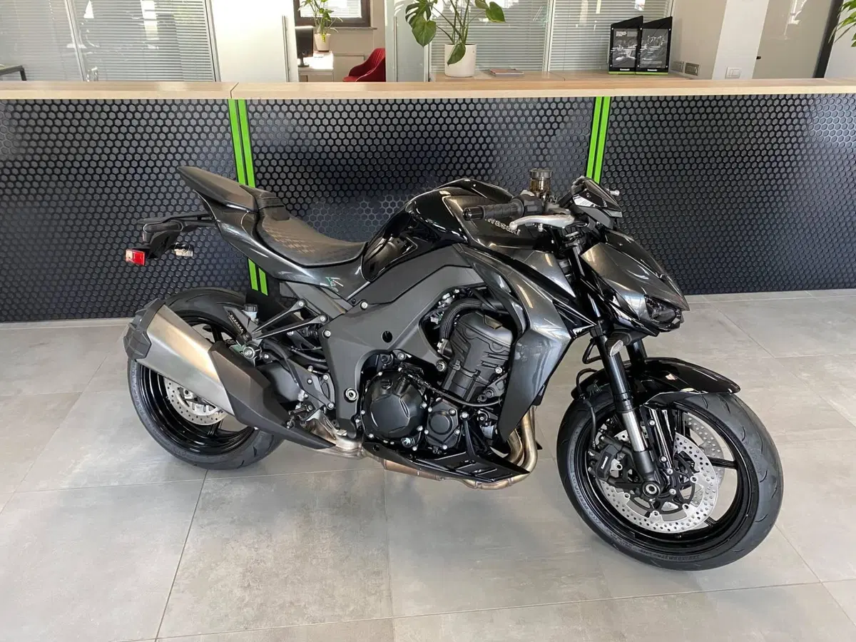 Kawasaki Z 1100 (2026) (2)