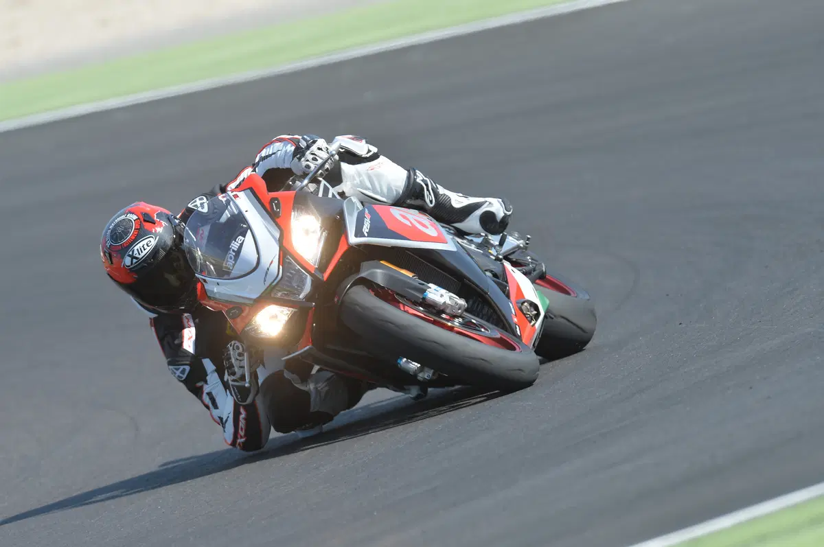 Aprilia RSV4RF (2)