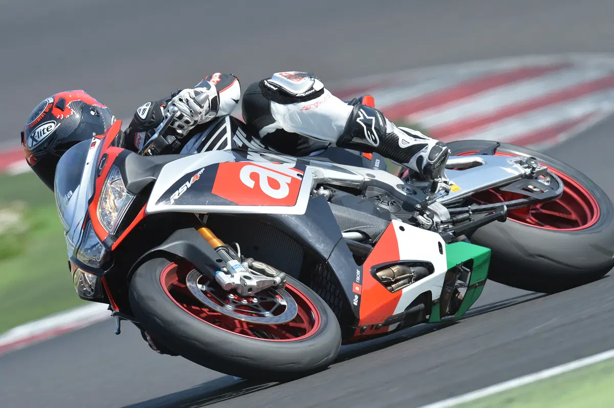 Aprilia RSV4RF (3)