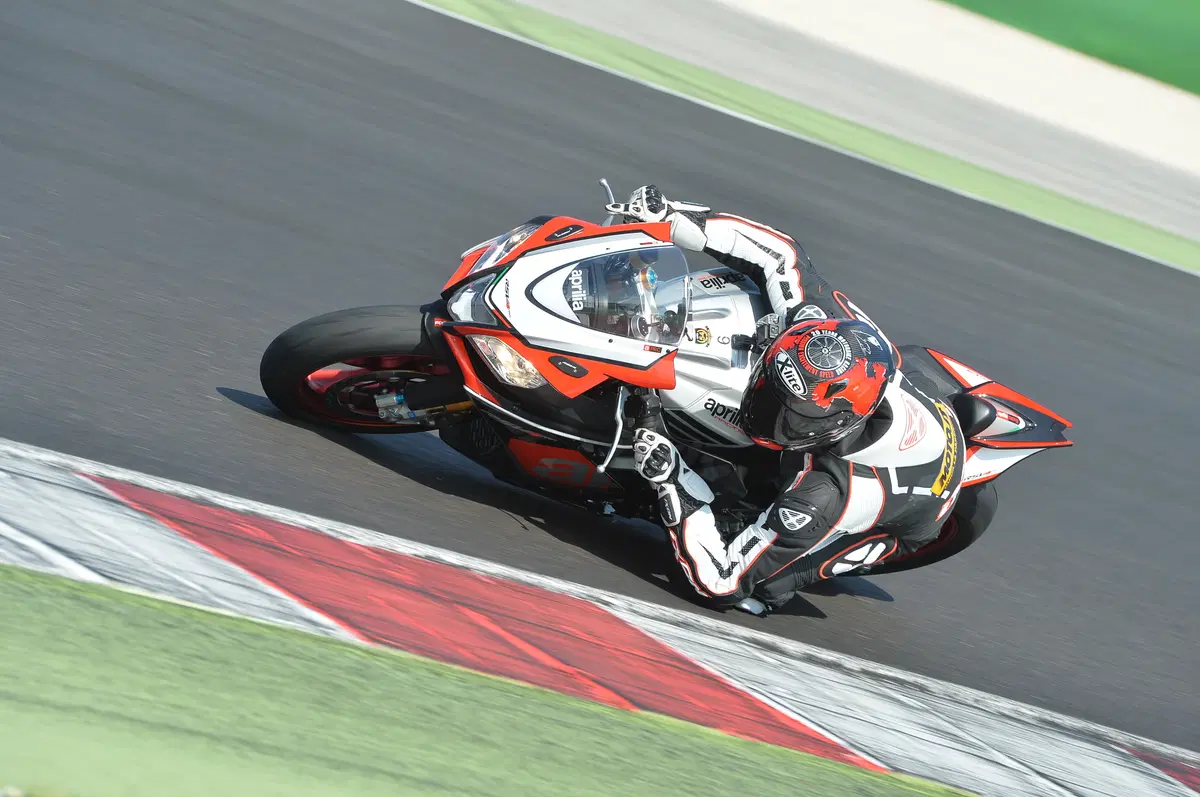 Aprilia RSV4RF (4)