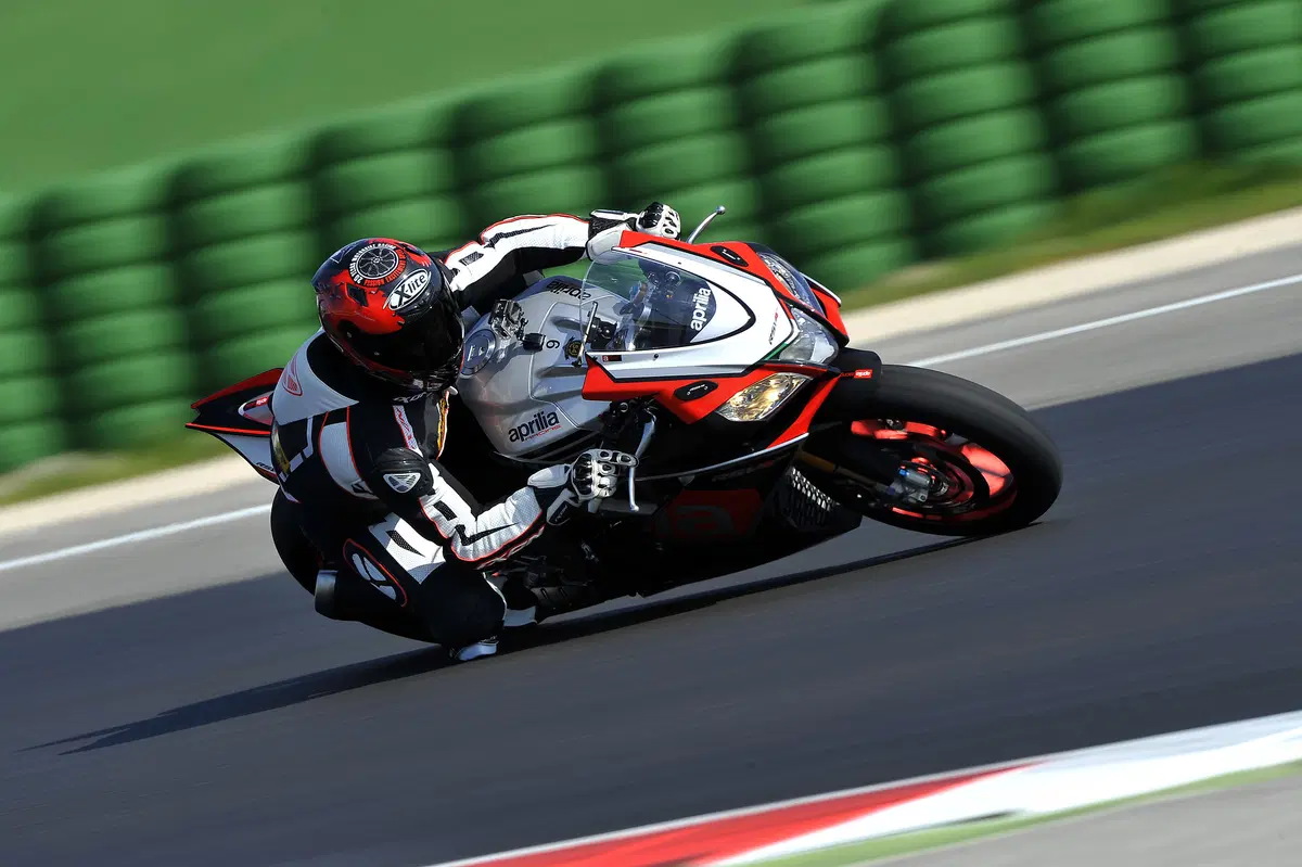 Aprilia RSV4RF (5)