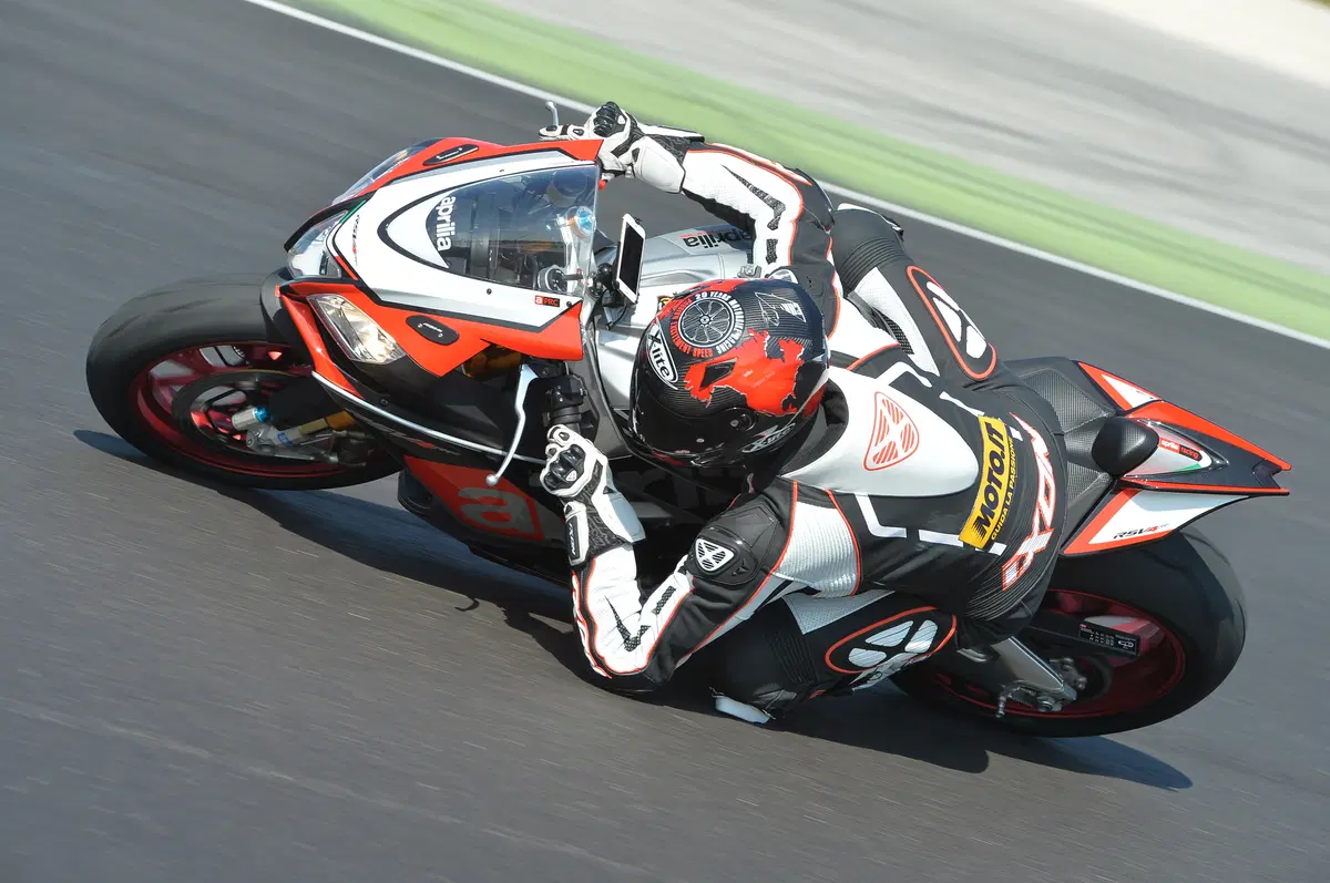 Aprilia RSV4RF (6)