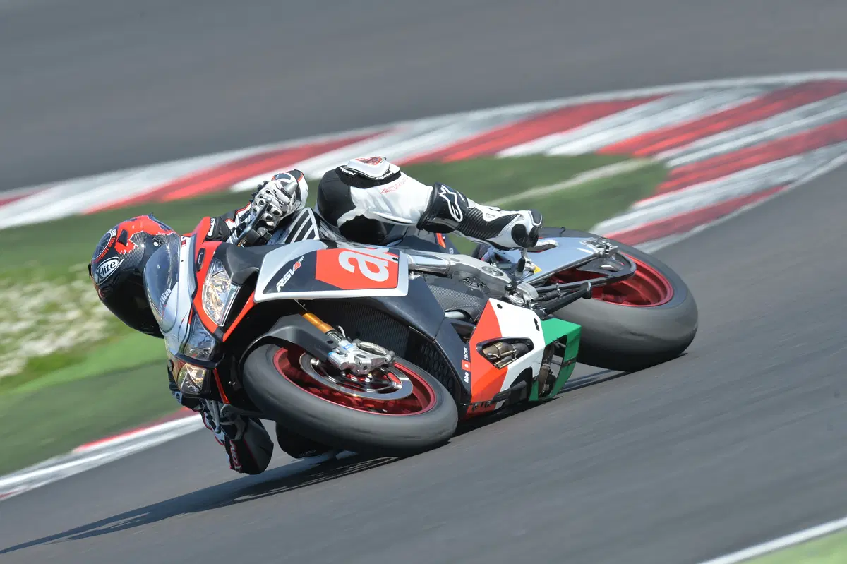Aprilia RSV4RF (7)